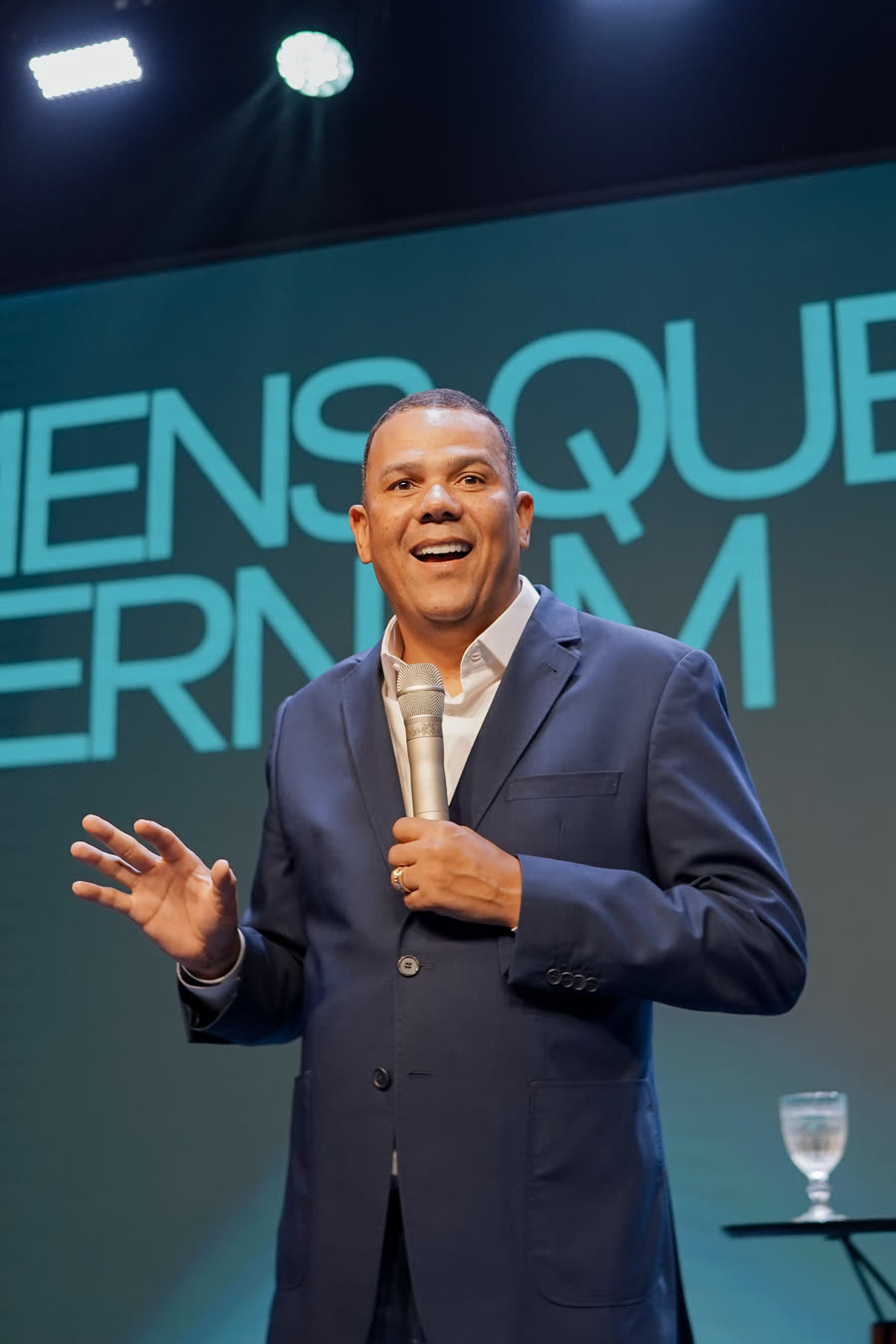 Pastor Eduardo Reis ensinando no palco